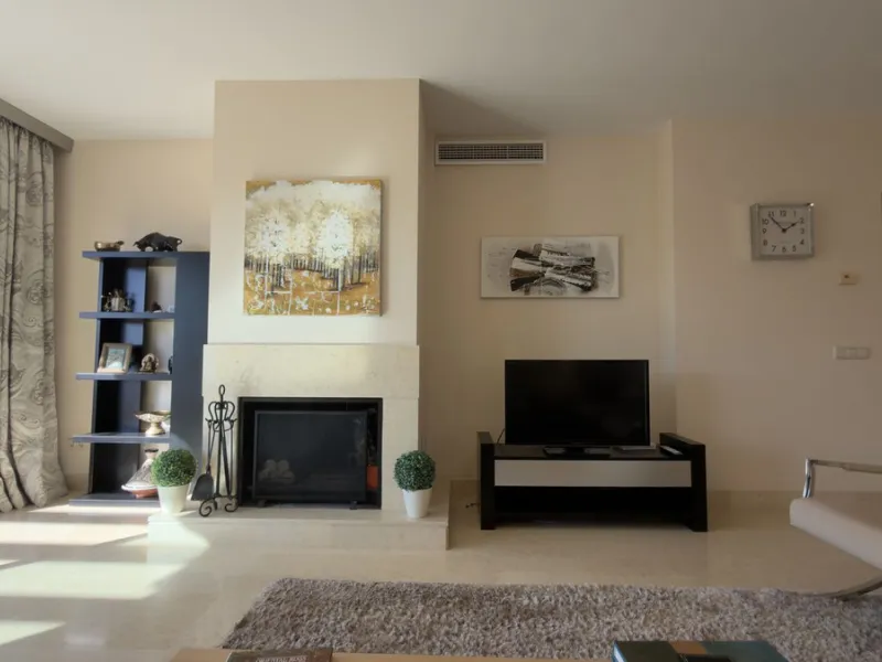 This exceptional duplex penthouse is located within an exclusive residential community, set in the heart of the El Higueral Golf Course. Surrounded by over 50,000 m² of beautifully landscaped communal gardens, the property offers a refined lifestyle defin