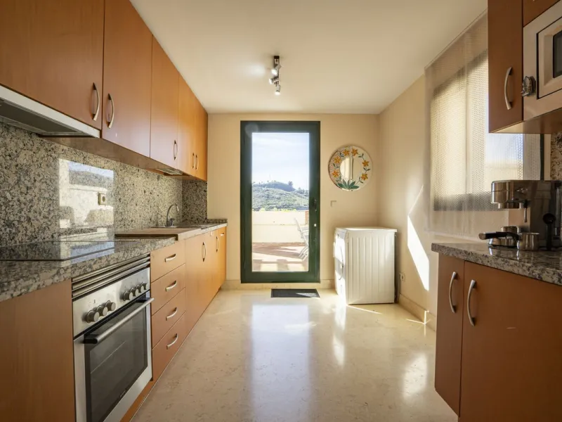 This exceptional duplex penthouse is located within an exclusive residential community, set in the heart of the El Higueral Golf Course. Surrounded by over 50,000 m² of beautifully landscaped communal gardens, the property offers a refined lifestyle defin