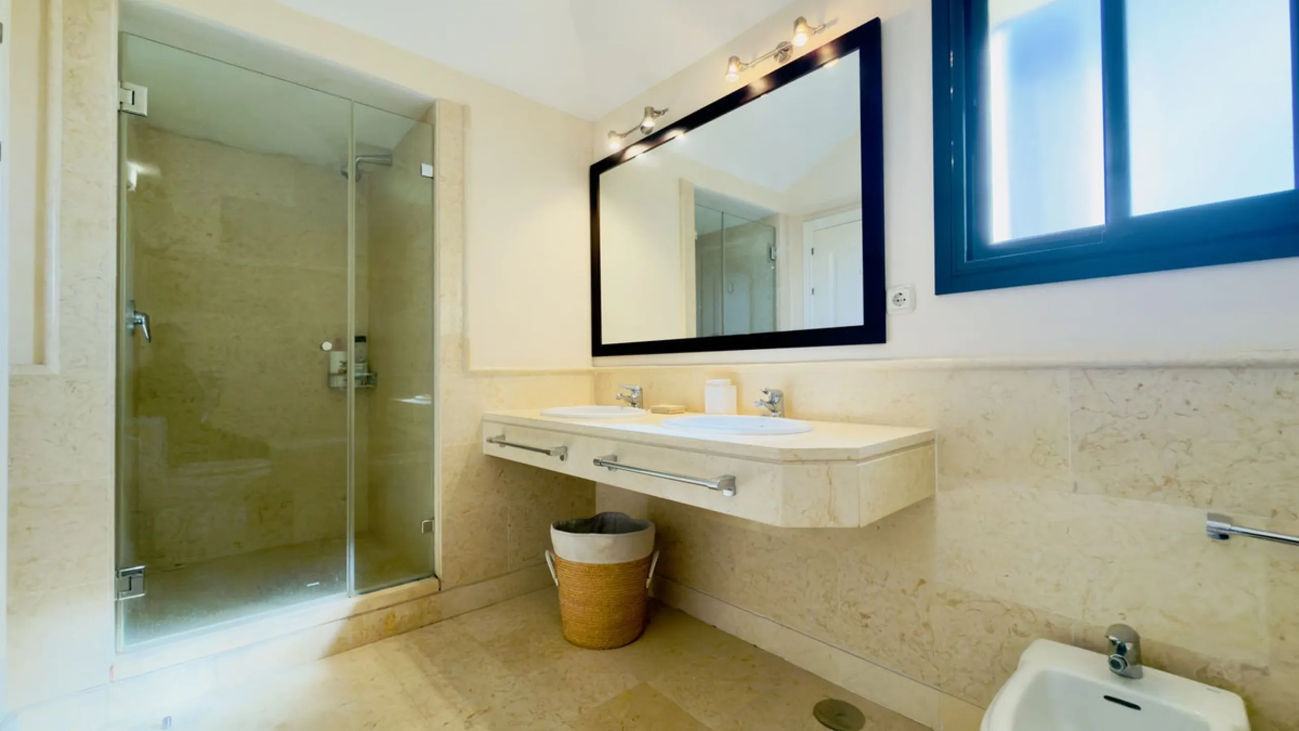 This exceptional duplex penthouse is located within an exclusive residential community, set in the heart of the El Higueral Golf Course. Surrounded by over 50,000 m² of beautifully landscaped communal gardens, the property offers a refined lifestyle defin