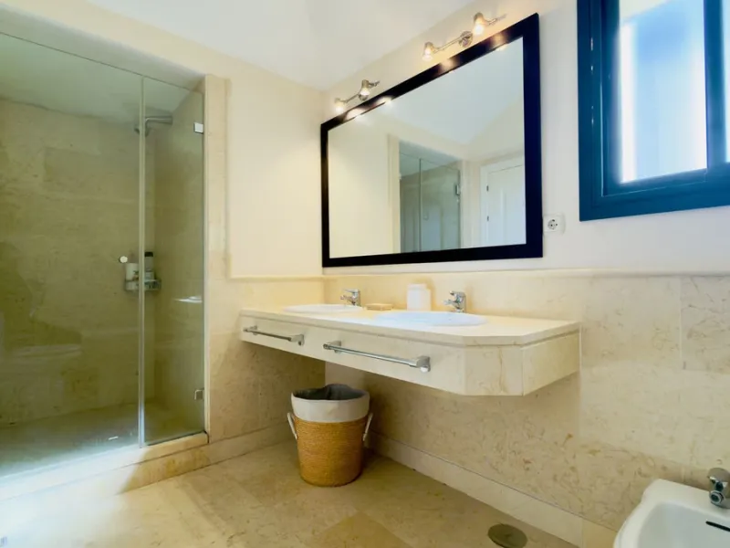 This exceptional duplex penthouse is located within an exclusive residential community, set in the heart of the El Higueral Golf Course. Surrounded by over 50,000 m² of beautifully landscaped communal gardens, the property offers a refined lifestyle defin