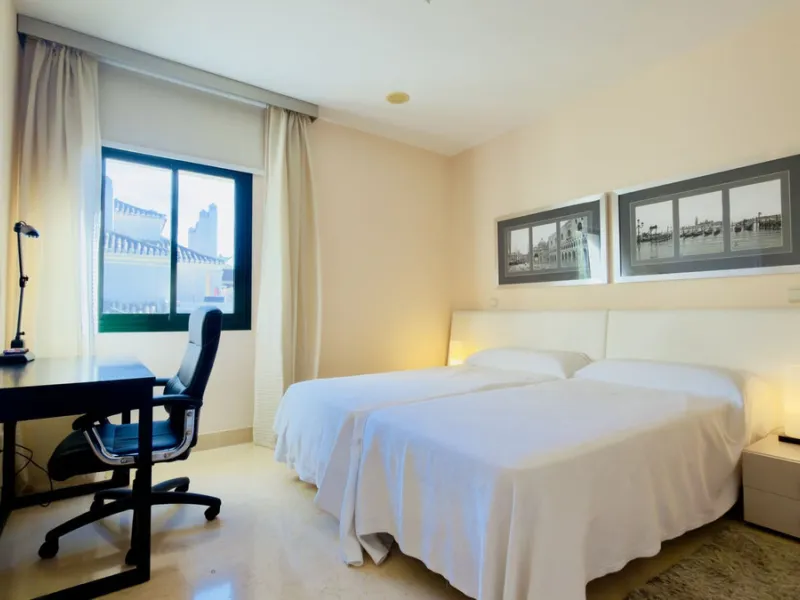 This exceptional duplex penthouse is located within an exclusive residential community, set in the heart of the El Higueral Golf Course. Surrounded by over 50,000 m² of beautifully landscaped communal gardens, the property offers a refined lifestyle defin