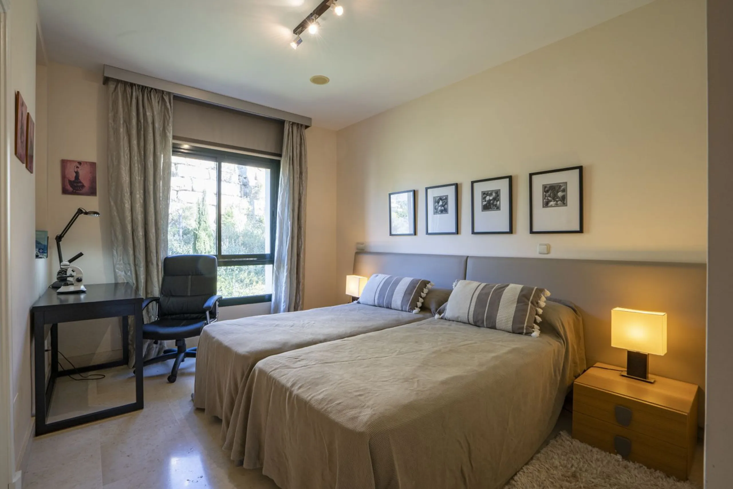 This exceptional duplex penthouse is located within an exclusive residential community, set in the heart of the El Higueral Golf Course. Surrounded by over 50,000 m² of beautifully landscaped communal gardens, the property offers a refined lifestyle defin