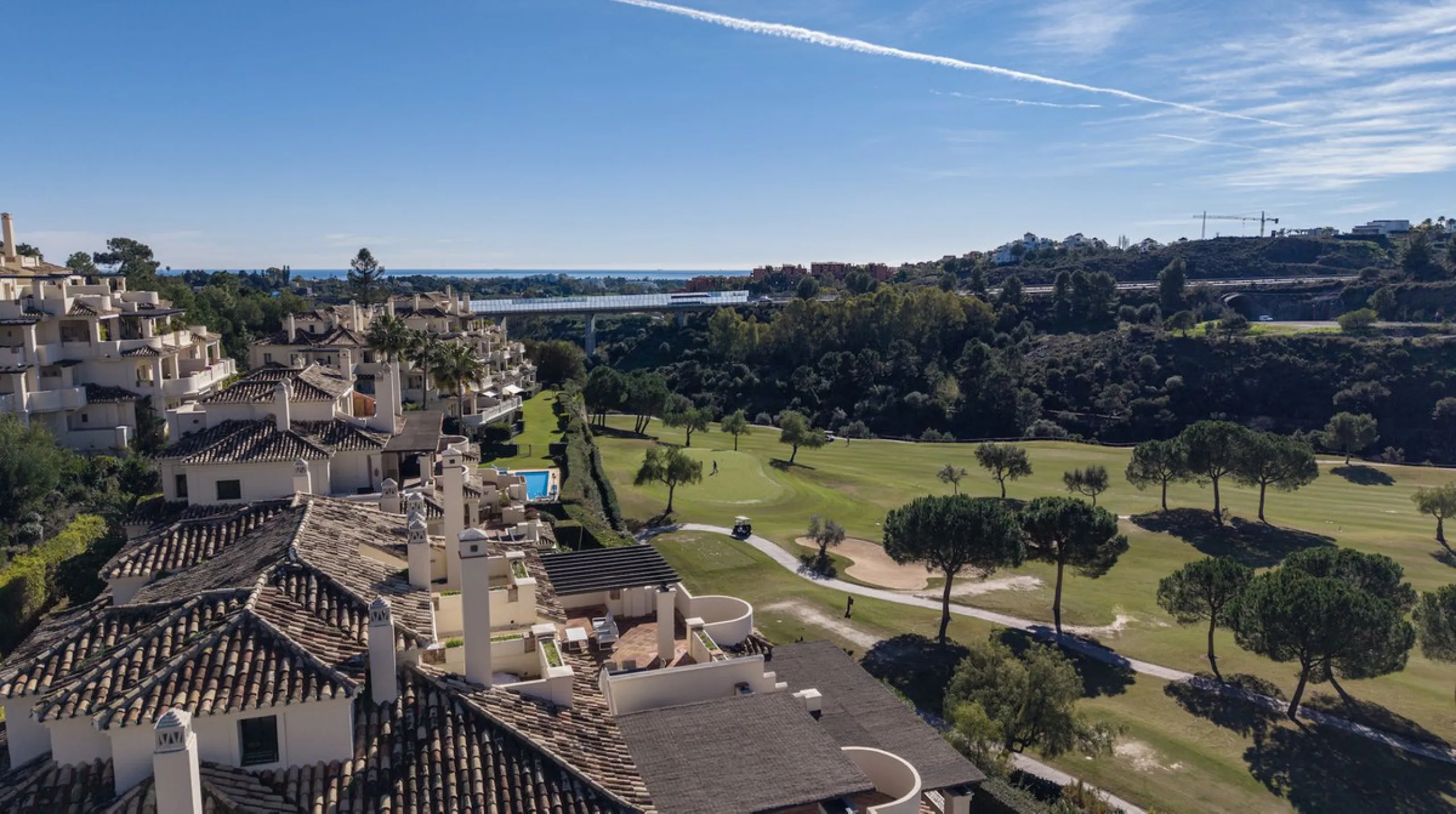 This exceptional duplex penthouse is located within an exclusive residential community, set in the heart of the El Higueral Golf Course. Surrounded by over 50,000 m² of beautifully landscaped communal gardens, the property offers a refined lifestyle defin