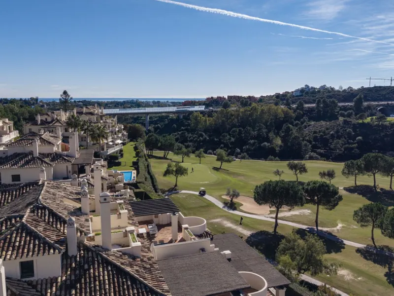 This exceptional duplex penthouse is located within an exclusive residential community, set in the heart of the El Higueral Golf Course. Surrounded by over 50,000 m² of beautifully landscaped communal gardens, the property offers a refined lifestyle defin