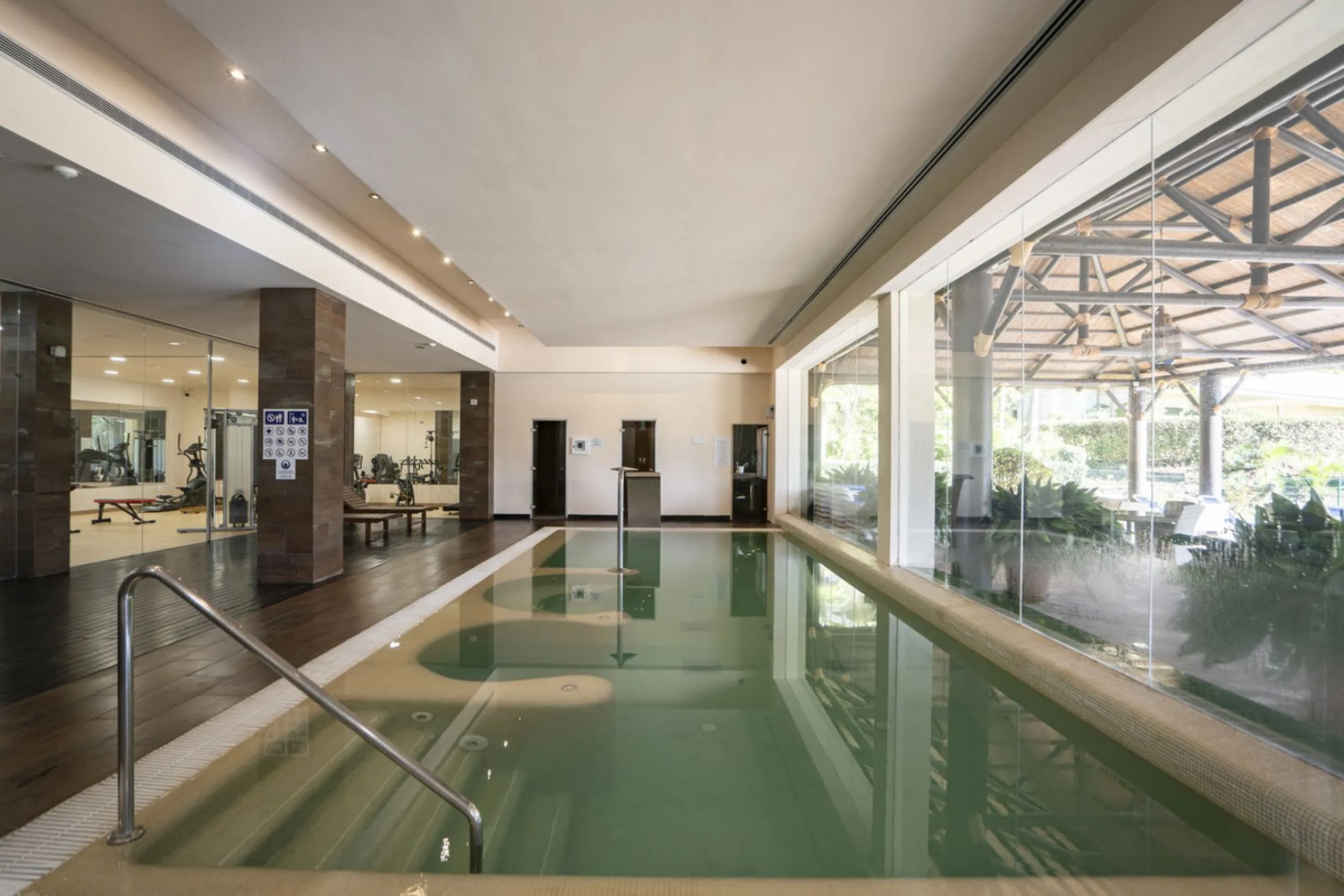 This exceptional duplex penthouse is located within an exclusive residential community, set in the heart of the El Higueral Golf Course. Surrounded by over 50,000 m² of beautifully landscaped communal gardens, the property offers a refined lifestyle defin