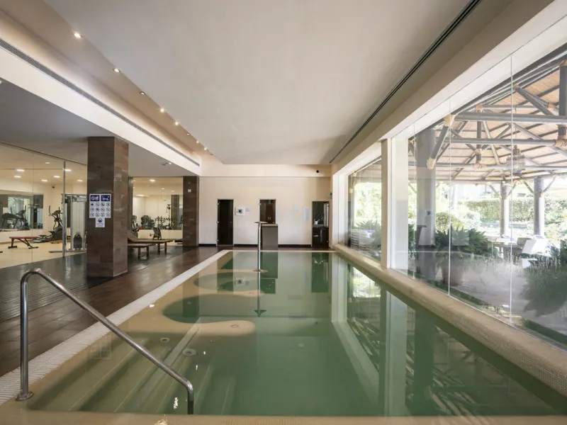 This exceptional duplex penthouse is located within an exclusive residential community, set in the heart of the El Higueral Golf Course. Surrounded by over 50,000 m² of beautifully landscaped communal gardens, the property offers a refined lifestyle defin