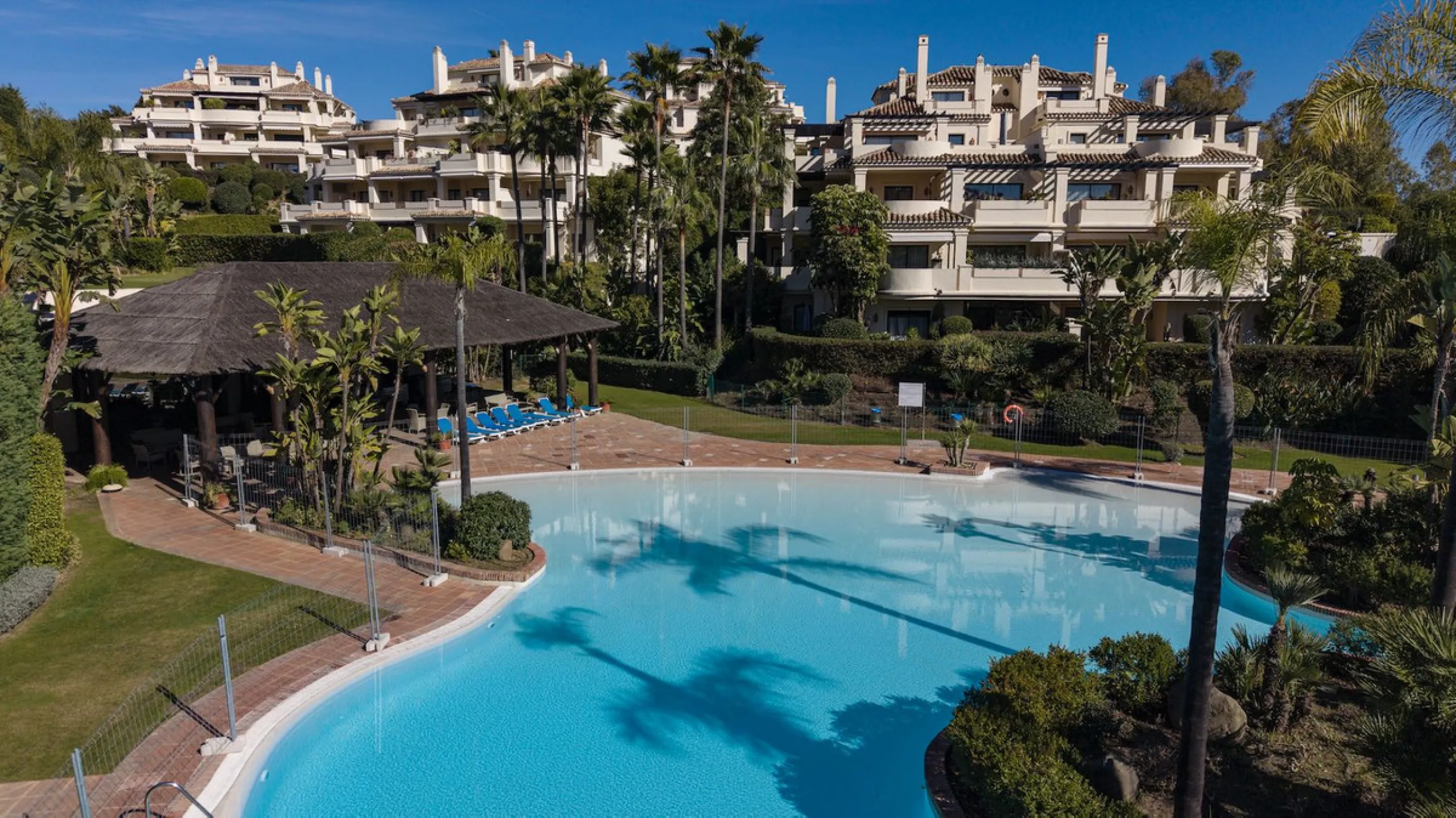 This exceptional duplex penthouse is located within an exclusive residential community, set in the heart of the El Higueral Golf Course. Surrounded by over 50,000 m² of beautifully landscaped communal gardens, the property offers a refined lifestyle defin