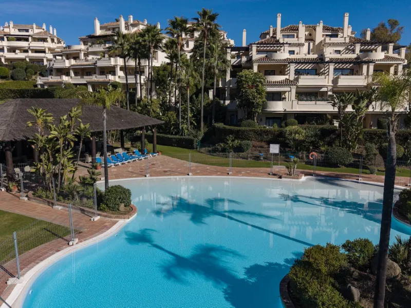 This exceptional duplex penthouse is located within an exclusive residential community, set in the heart of the El Higueral Golf Course. Surrounded by over 50,000 m² of beautifully landscaped communal gardens, the property offers a refined lifestyle defin