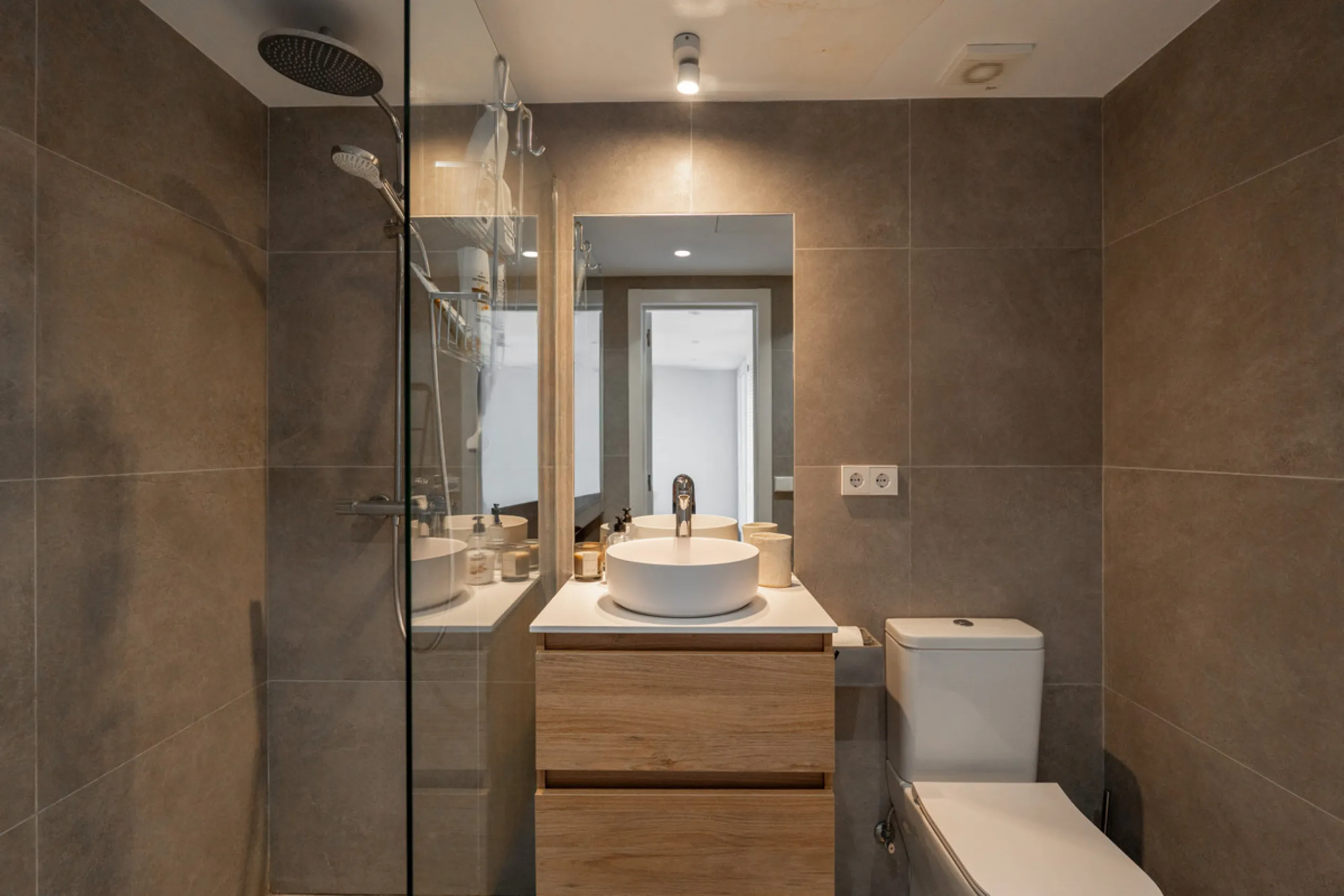 This exceptional, newly renovated townhouse is located in the sought-after urbanisation Condes de Iza, ideally positioned between Nueva Andalucía and San Pedro in Marbella. Enjoying a prime southwest orientation and an open outlook with no properties dire