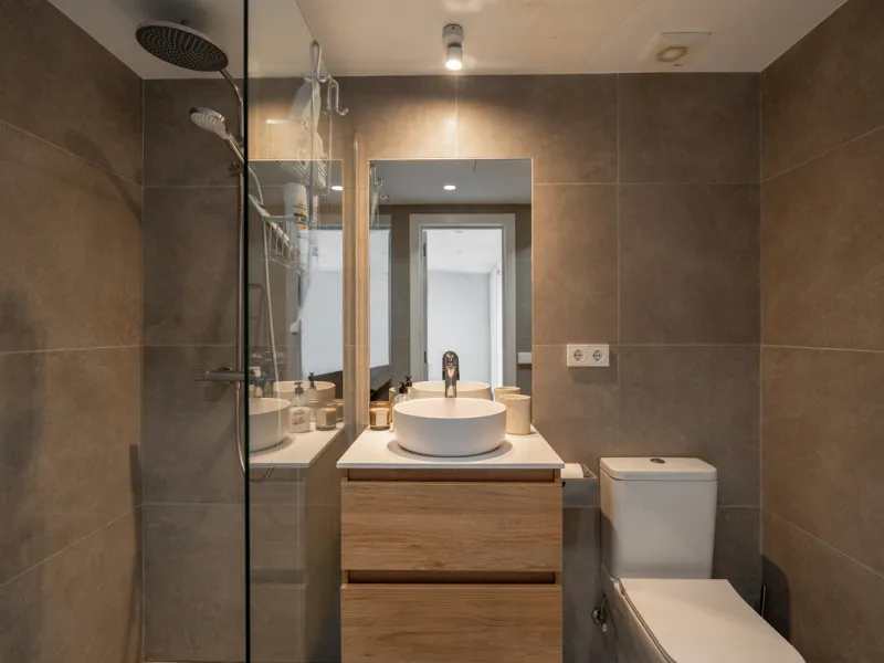 This exceptional, newly renovated townhouse is located in the sought-after urbanisation Condes de Iza, ideally positioned between Nueva Andalucía and San Pedro in Marbella. Enjoying a prime southwest orientation and an open outlook with no properties dire