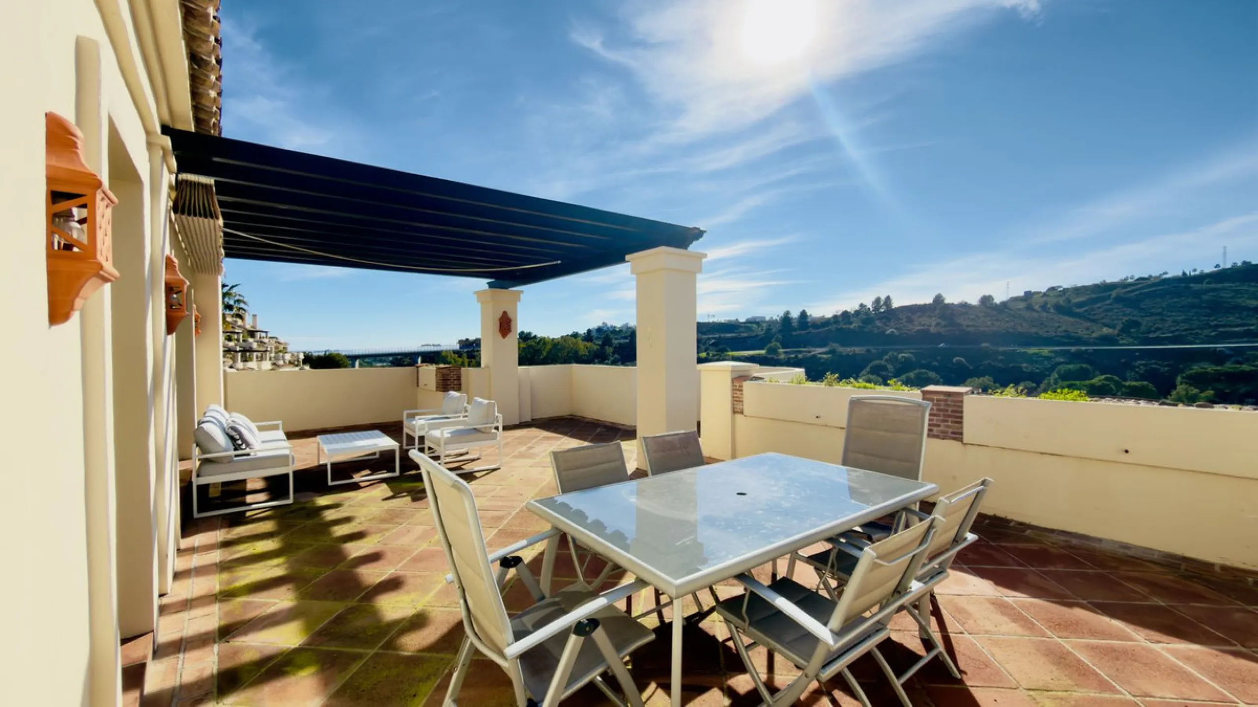 This exceptional duplex penthouse is located within an exclusive residential community, set in the heart of the El Higueral Golf Course. Surrounded by over 50,000 m² of beautifully landscaped communal gardens, the property offers a refined lifestyle defin