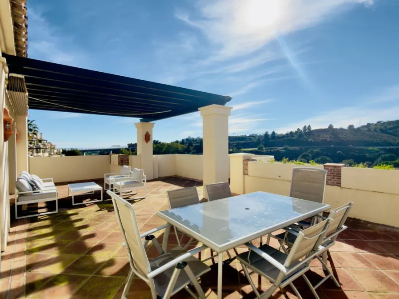 This exceptional duplex penthouse is located within an exclusive residential community, set in the heart of the El Higueral Golf Course. Surrounded by over 50,000 m² of beautifully landscaped communal gardens, the property offers a refined lifestyle defin