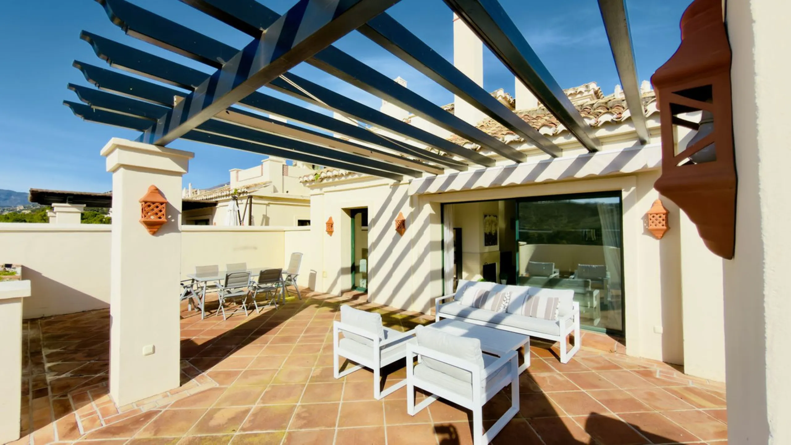 This exceptional duplex penthouse is located within an exclusive residential community, set in the heart of the El Higueral Golf Course. Surrounded by over 50,000 m² of beautifully landscaped communal gardens, the property offers a refined lifestyle defin
