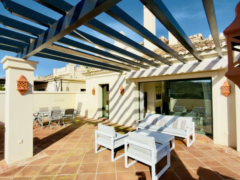 This exceptional duplex penthouse is located within an exclusive residential community, set in the heart of the El Higueral Golf Course. Surrounded by over 50,000 m² of beautifully landscaped communal gardens, the property offers a refined lifestyle defin