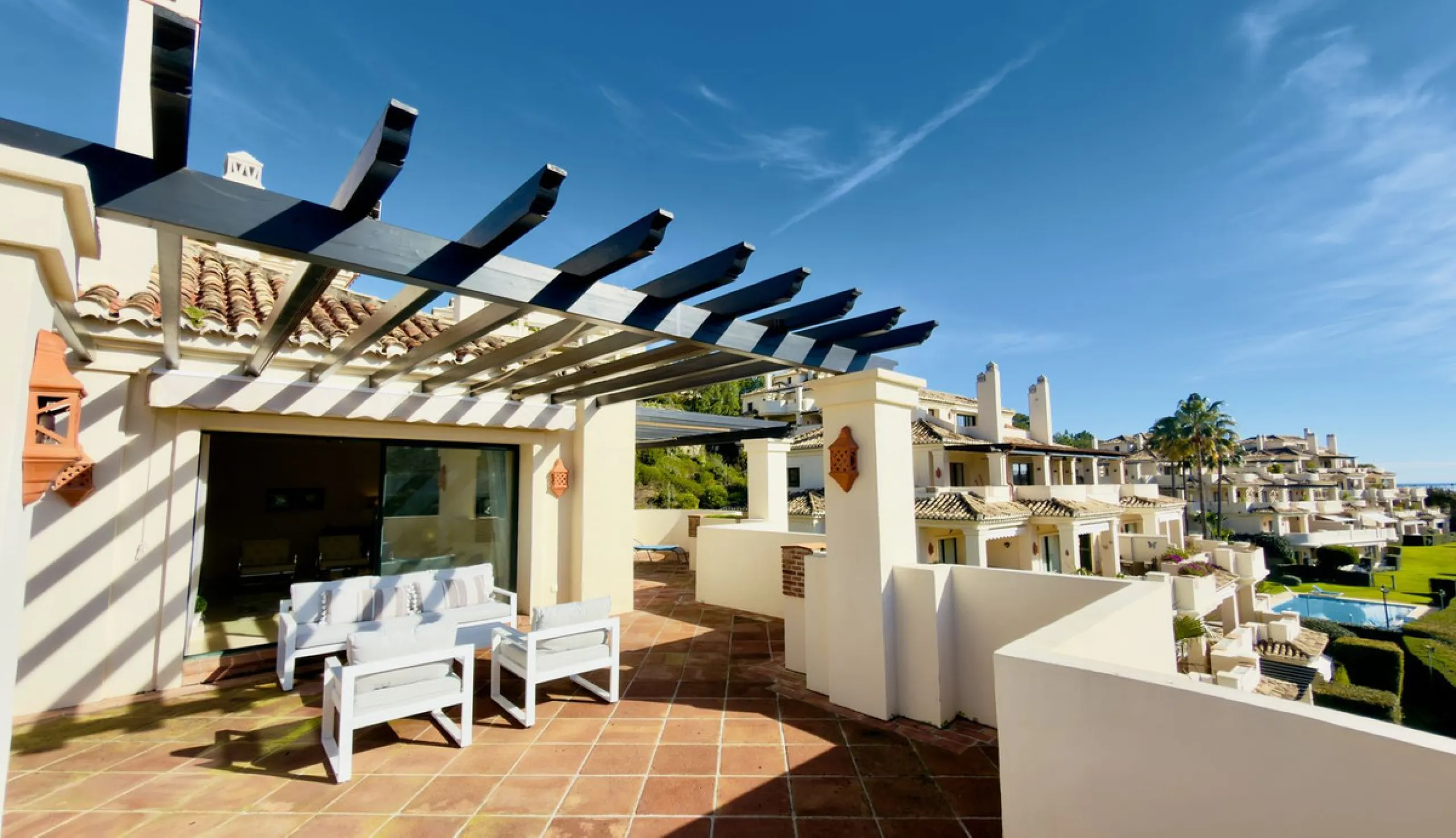 This exceptional duplex penthouse is located within an exclusive residential community, set in the heart of the El Higueral Golf Course. Surrounded by over 50,000 m² of beautifully landscaped communal gardens, the property offers a refined lifestyle defin