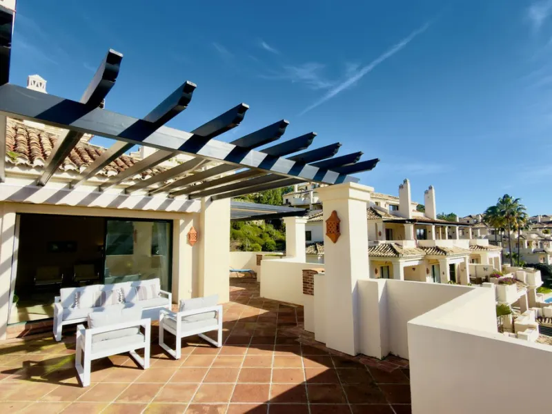 This exceptional duplex penthouse is located within an exclusive residential community, set in the heart of the El Higueral Golf Course. Surrounded by over 50,000 m² of beautifully landscaped communal gardens, the property offers a refined lifestyle defin