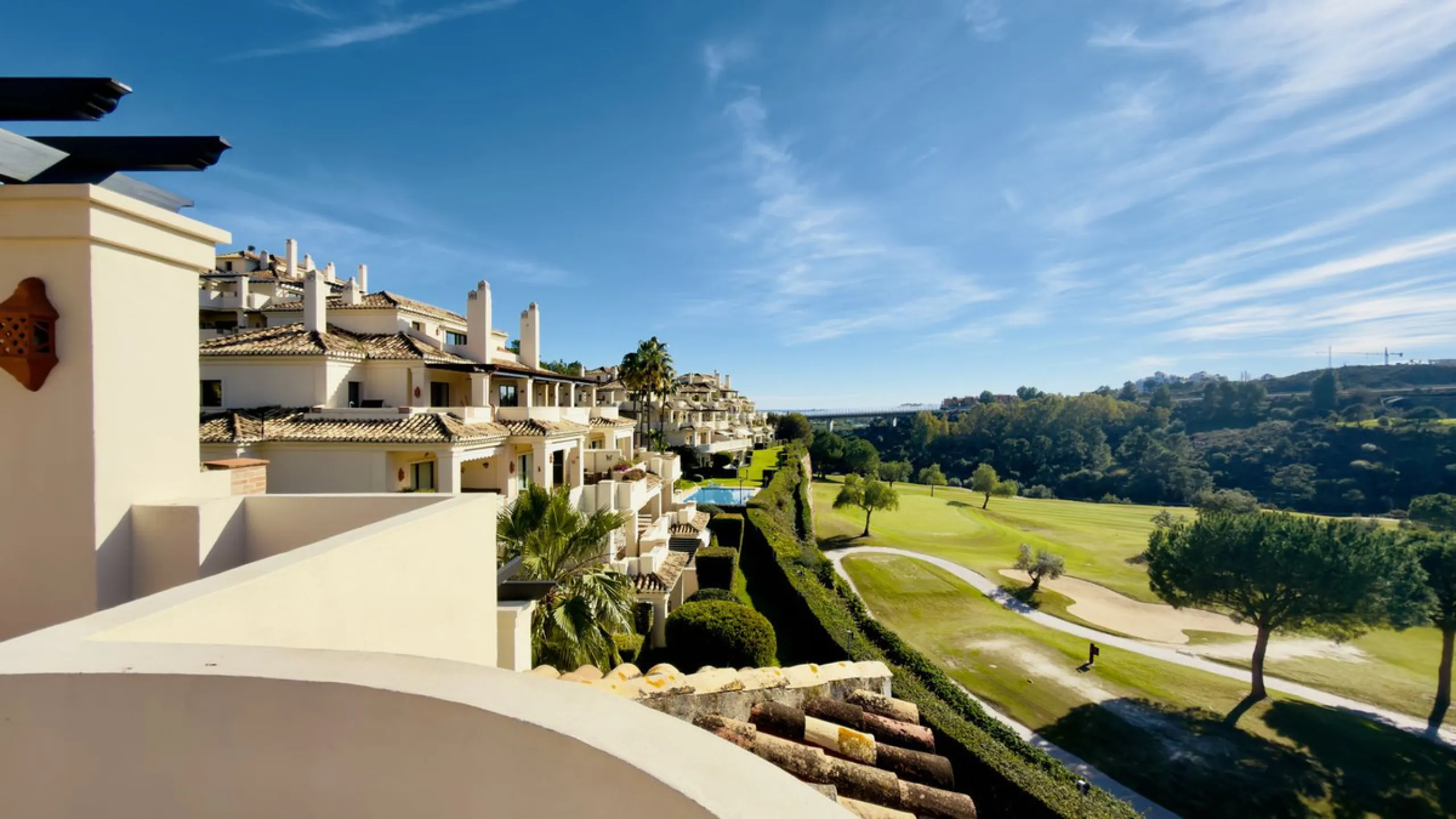 This exceptional duplex penthouse is located within an exclusive residential community, set in the heart of the El Higueral Golf Course. Surrounded by over 50,000 m² of beautifully landscaped communal gardens, the property offers a refined lifestyle defin