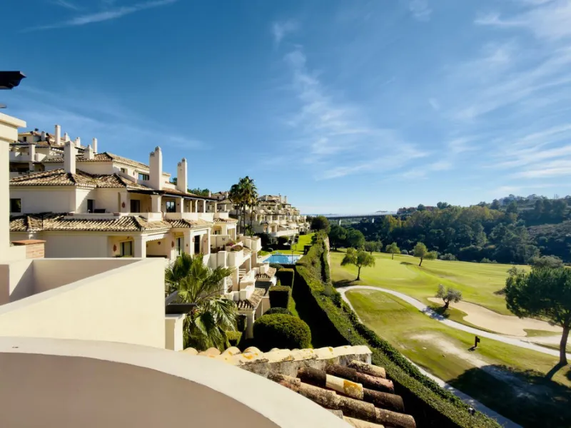 This exceptional duplex penthouse is located within an exclusive residential community, set in the heart of the El Higueral Golf Course. Surrounded by over 50,000 m² of beautifully landscaped communal gardens, the property offers a refined lifestyle defin