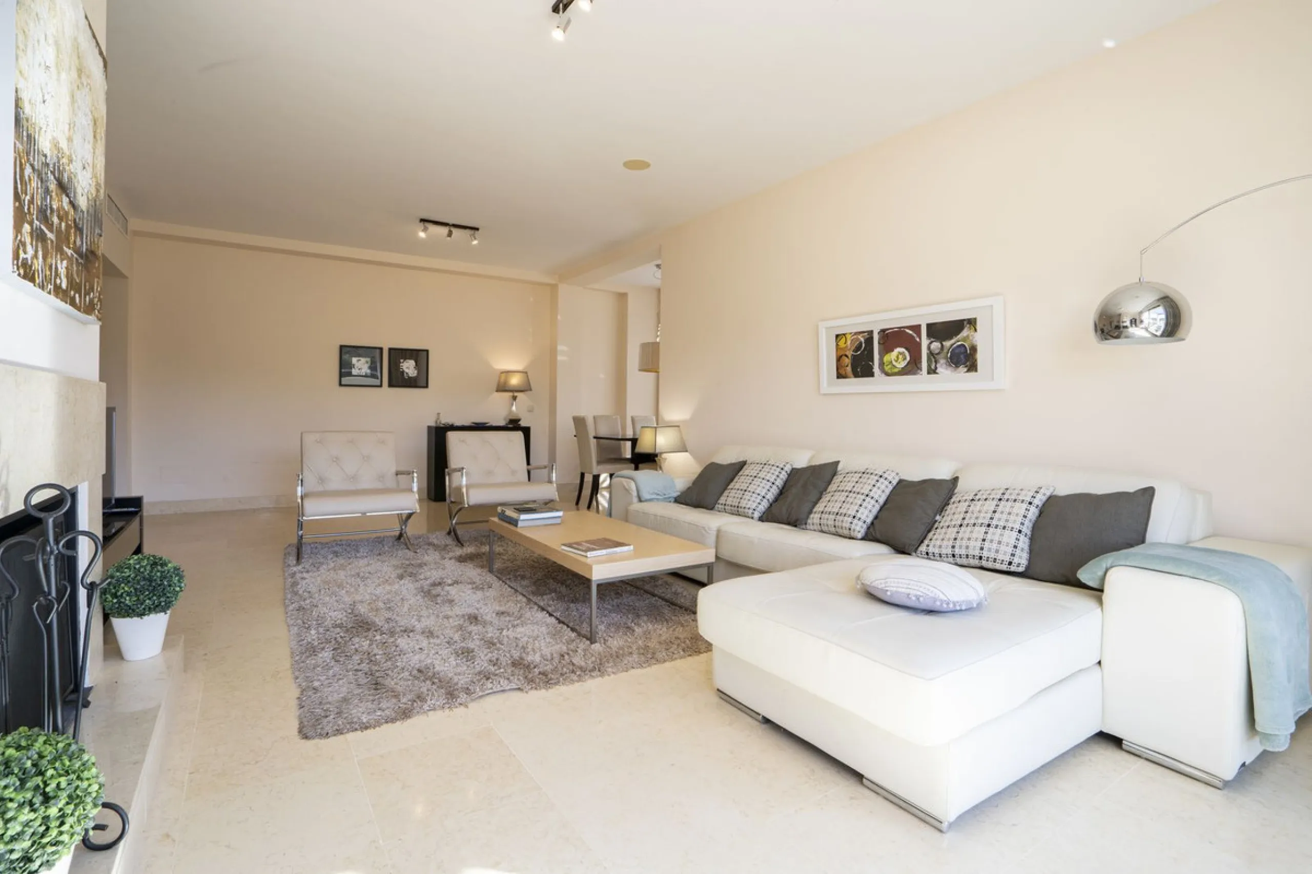 This exceptional duplex penthouse is located within an exclusive residential community, set in the heart of the El Higueral Golf Course. Surrounded by over 50,000 m² of beautifully landscaped communal gardens, the property offers a refined lifestyle defin