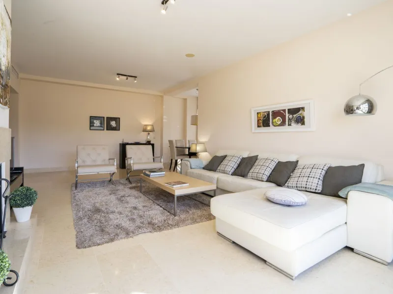 This exceptional duplex penthouse is located within an exclusive residential community, set in the heart of the El Higueral Golf Course. Surrounded by over 50,000 m² of beautifully landscaped communal gardens, the property offers a refined lifestyle defin