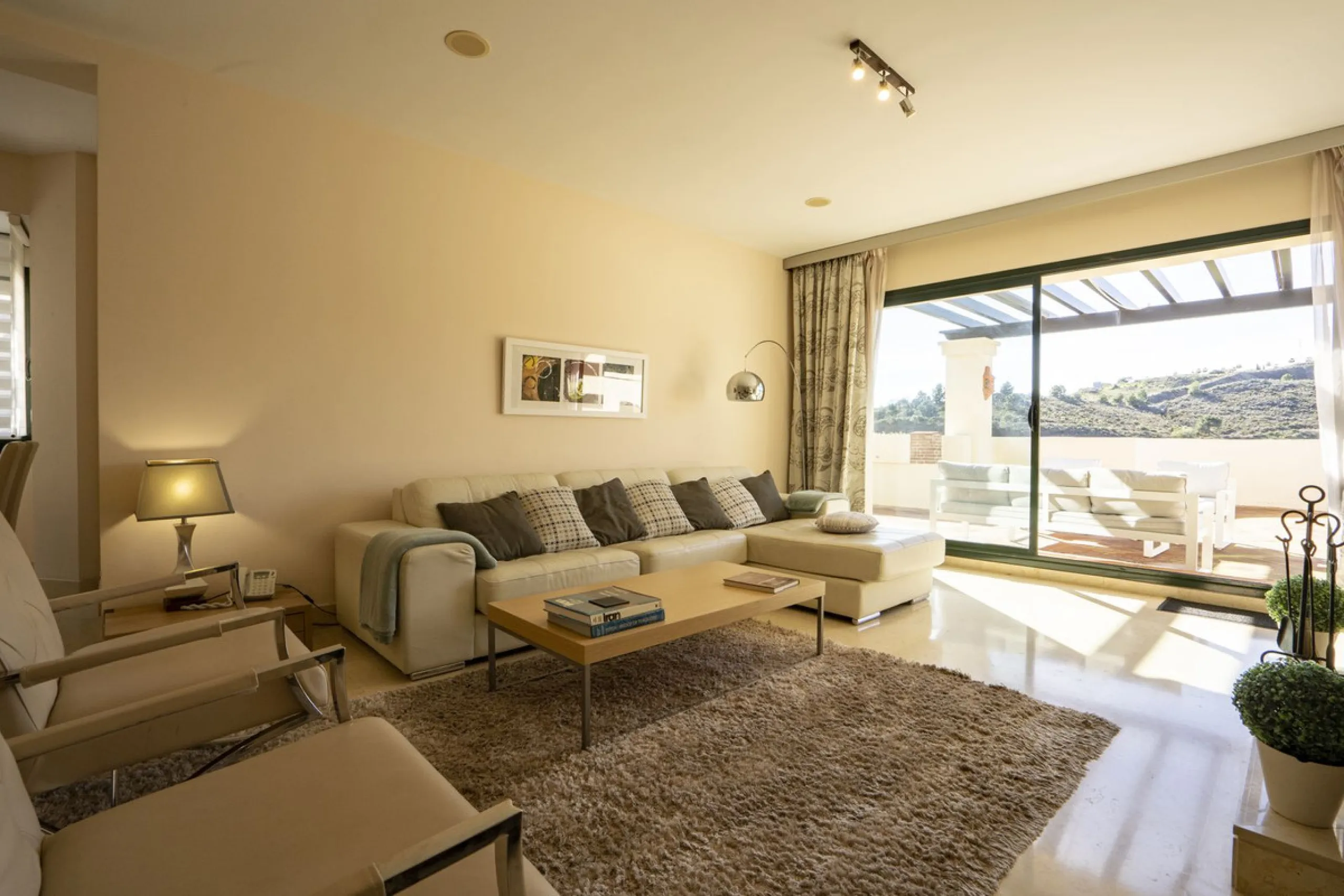 This exceptional duplex penthouse is located within an exclusive residential community, set in the heart of the El Higueral Golf Course. Surrounded by over 50,000 m² of beautifully landscaped communal gardens, the property offers a refined lifestyle defin