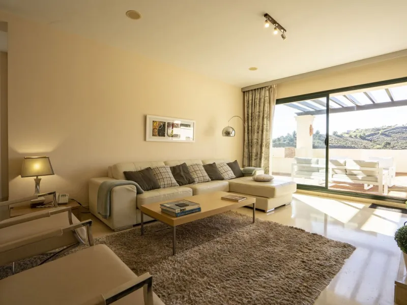 This exceptional duplex penthouse is located within an exclusive residential community, set in the heart of the El Higueral Golf Course. Surrounded by over 50,000 m² of beautifully landscaped communal gardens, the property offers a refined lifestyle defin
