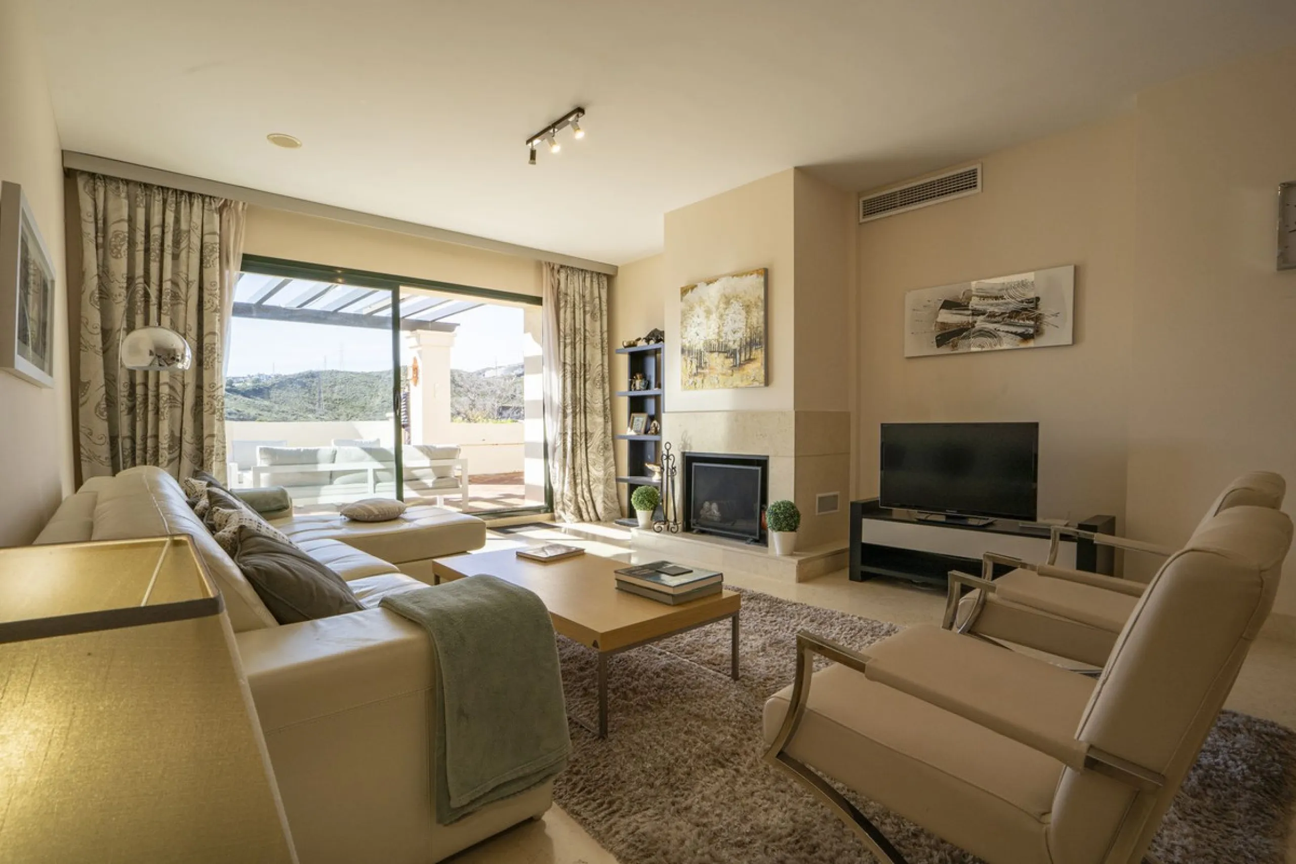 This exceptional duplex penthouse is located within an exclusive residential community, set in the heart of the El Higueral Golf Course. Surrounded by over 50,000 m² of beautifully landscaped communal gardens, the property offers a refined lifestyle defin