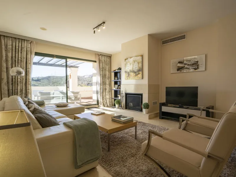 This exceptional duplex penthouse is located within an exclusive residential community, set in the heart of the El Higueral Golf Course. Surrounded by over 50,000 m² of beautifully landscaped communal gardens, the property offers a refined lifestyle defin
