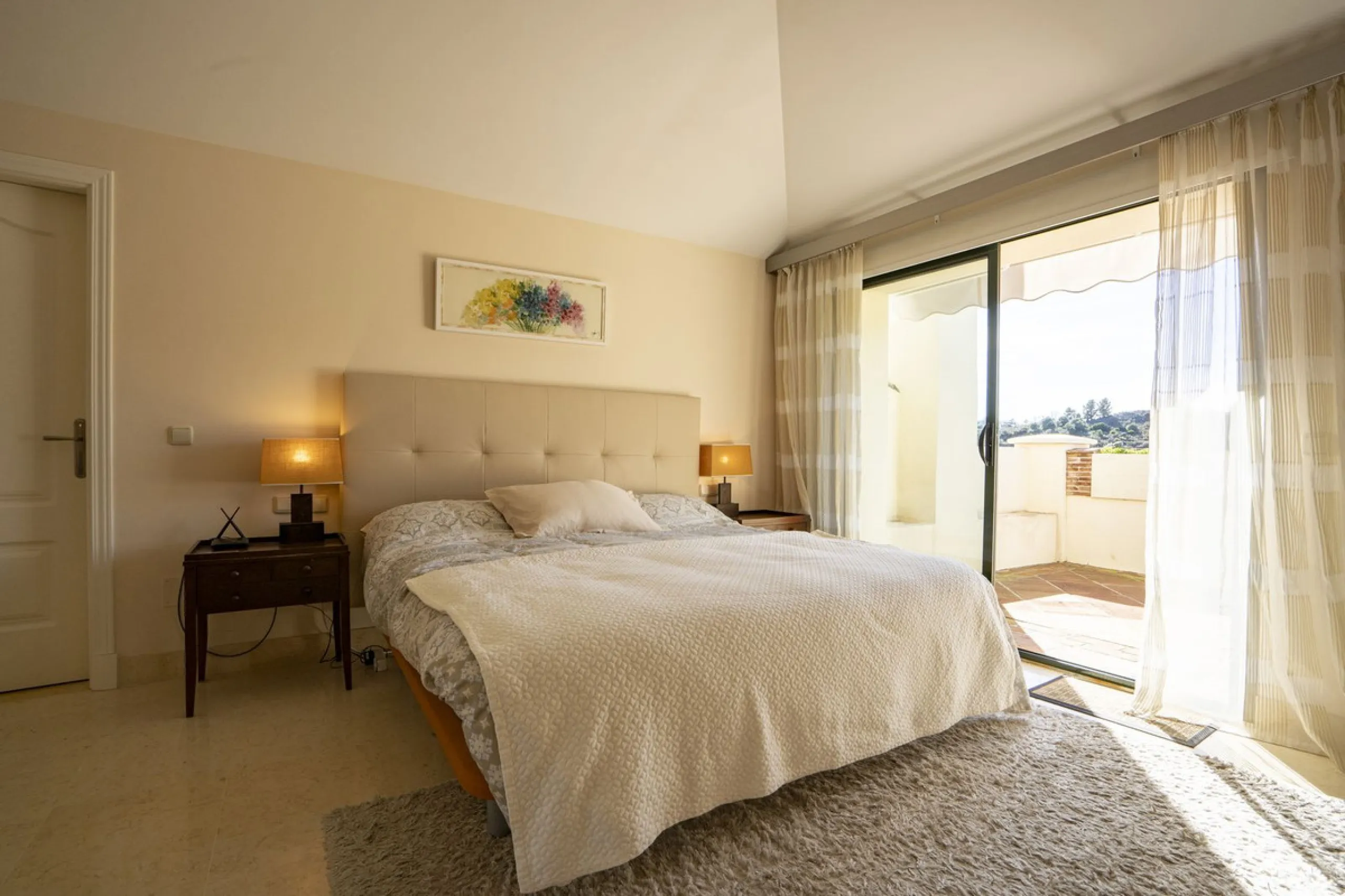 This exceptional duplex penthouse is located within an exclusive residential community, set in the heart of the El Higueral Golf Course. Surrounded by over 50,000 m² of beautifully landscaped communal gardens, the property offers a refined lifestyle defin