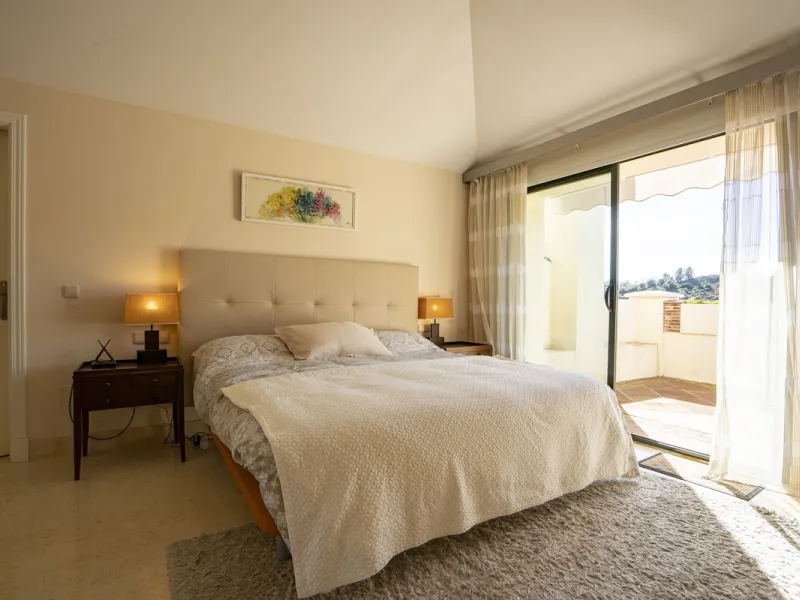 This exceptional duplex penthouse is located within an exclusive residential community, set in the heart of the El Higueral Golf Course. Surrounded by over 50,000 m² of beautifully landscaped communal gardens, the property offers a refined lifestyle defin