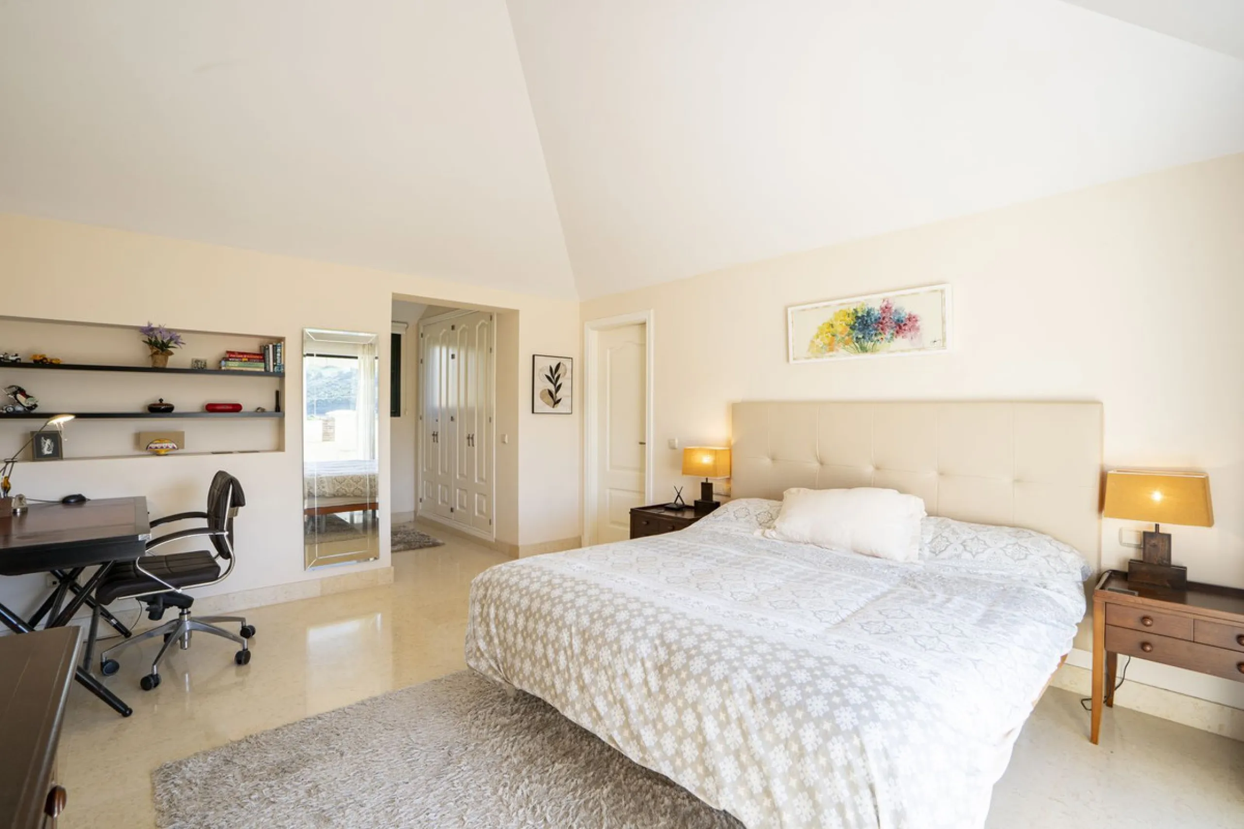 This exceptional duplex penthouse is located within an exclusive residential community, set in the heart of the El Higueral Golf Course. Surrounded by over 50,000 m² of beautifully landscaped communal gardens, the property offers a refined lifestyle defin