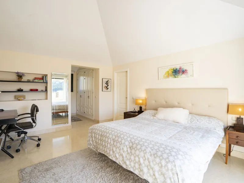 This exceptional duplex penthouse is located within an exclusive residential community, set in the heart of the El Higueral Golf Course. Surrounded by over 50,000 m² of beautifully landscaped communal gardens, the property offers a refined lifestyle defin