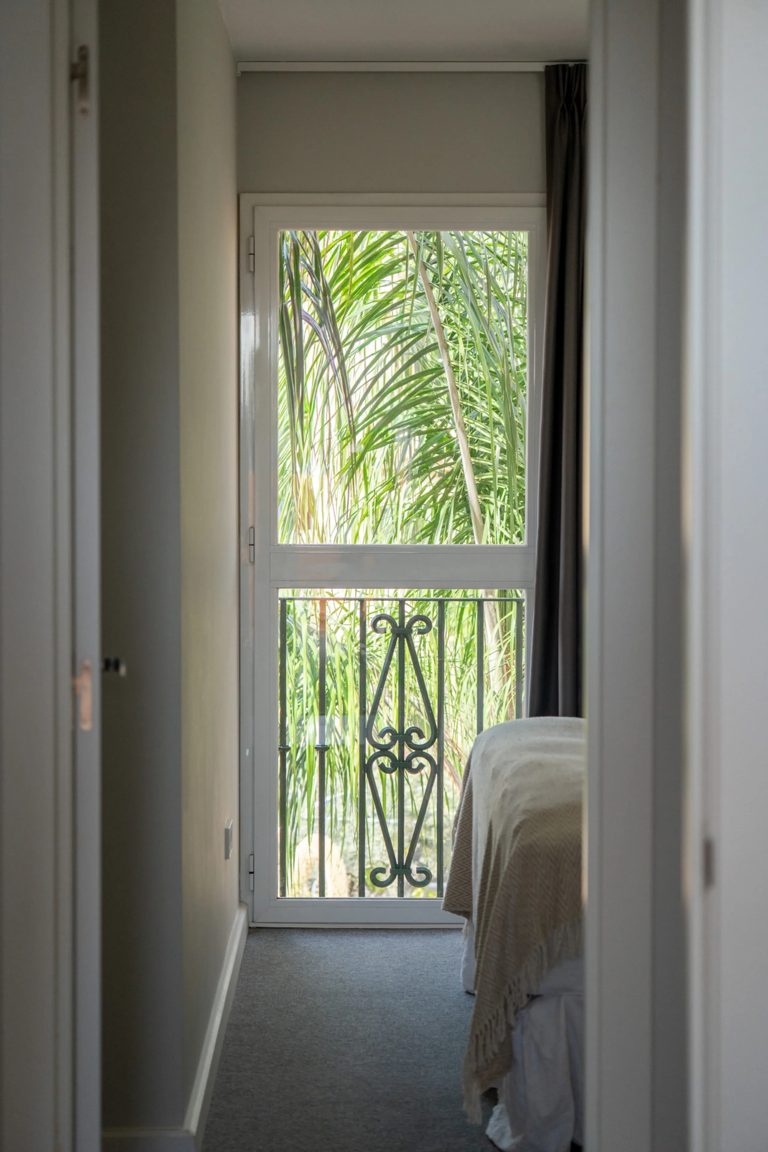 This exceptional, newly renovated townhouse is located in the sought-after urbanisation Condes de Iza, ideally positioned between Nueva Andalucía and San Pedro in Marbella. Enjoying a prime southwest orientation and an open outlook with no properties dire