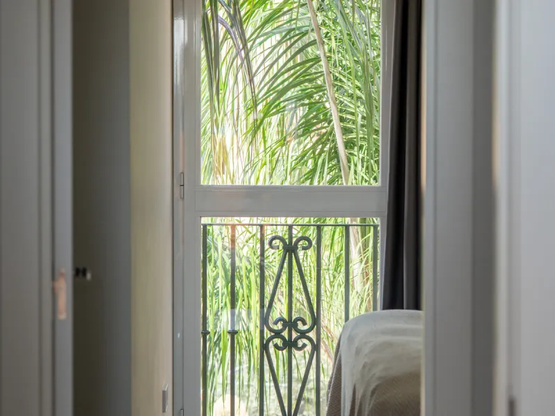 This exceptional, newly renovated townhouse is located in the sought-after urbanisation Condes de Iza, ideally positioned between Nueva Andalucía and San Pedro in Marbella. Enjoying a prime southwest orientation and an open outlook with no properties dire