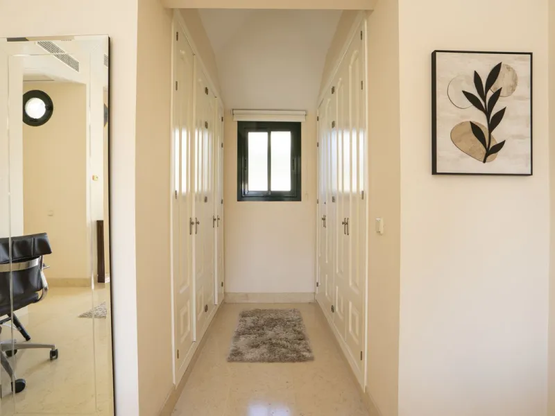 This exceptional duplex penthouse is located within an exclusive residential community, set in the heart of the El Higueral Golf Course. Surrounded by over 50,000 m² of beautifully landscaped communal gardens, the property offers a refined lifestyle defin