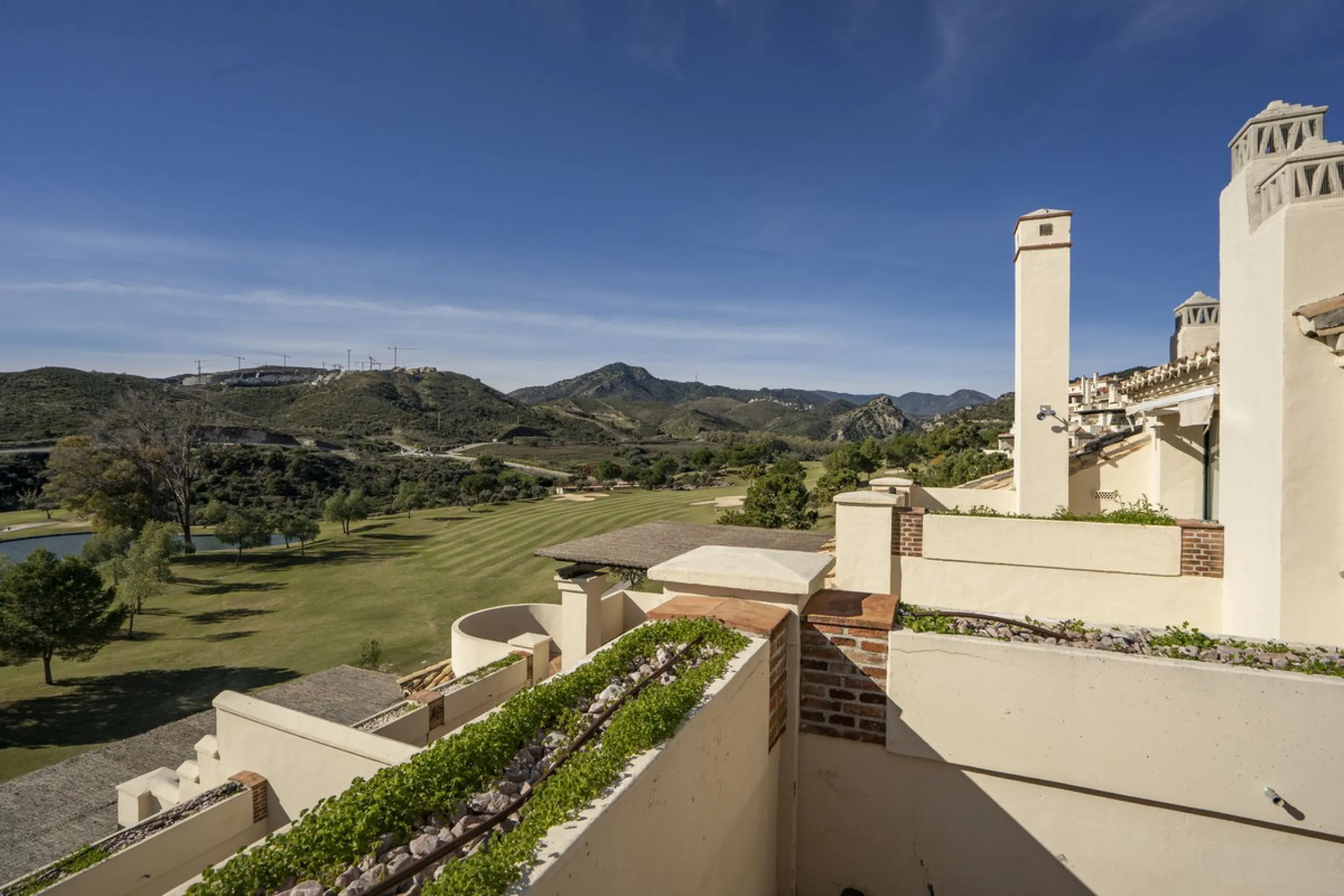 This exceptional duplex penthouse is located within an exclusive residential community, set in the heart of the El Higueral Golf Course. Surrounded by over 50,000 m² of beautifully landscaped communal gardens, the property offers a refined lifestyle defin