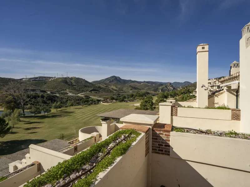 This exceptional duplex penthouse is located within an exclusive residential community, set in the heart of the El Higueral Golf Course. Surrounded by over 50,000 m² of beautifully landscaped communal gardens, the property offers a refined lifestyle defin