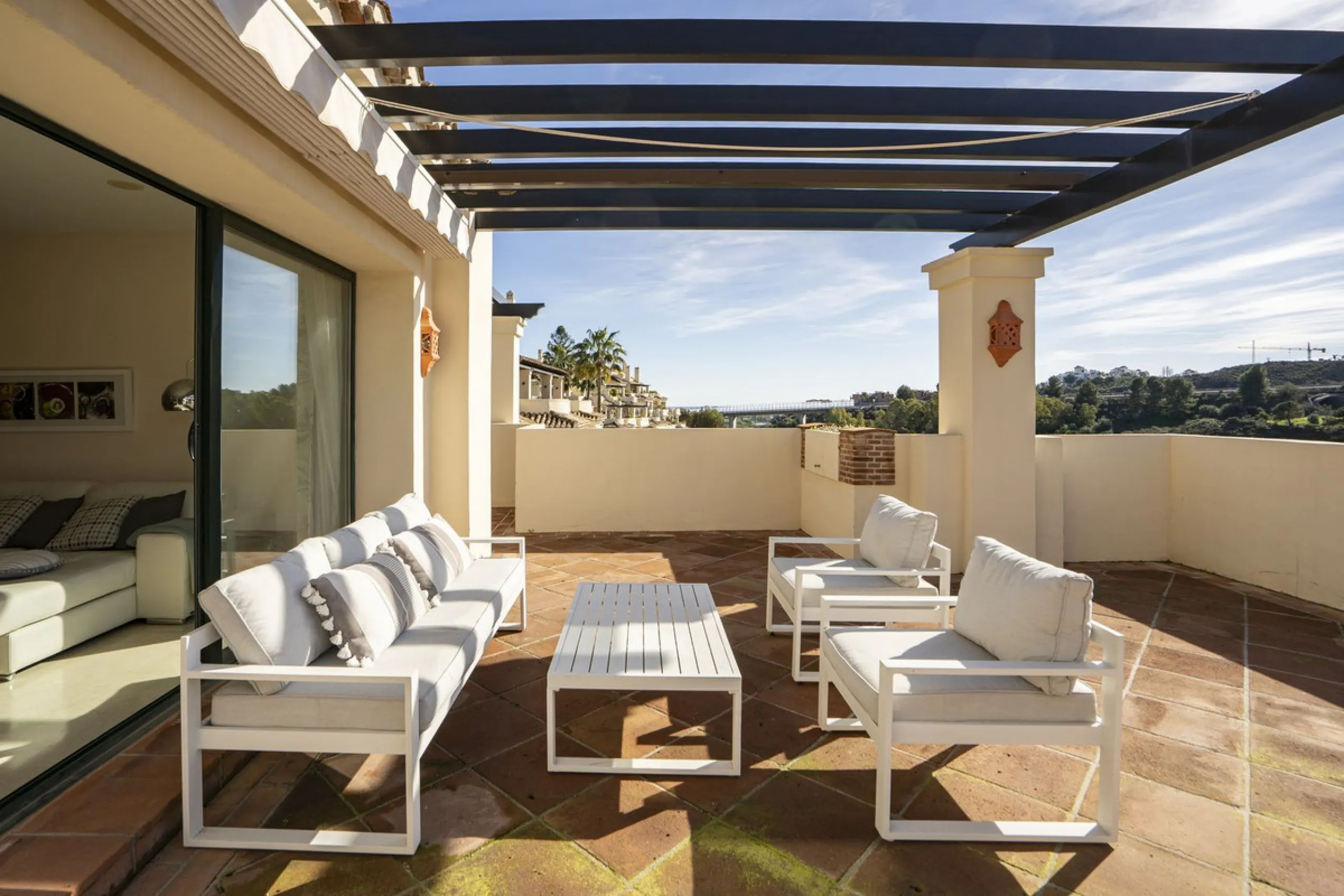 This exceptional duplex penthouse is located within an exclusive residential community, set in the heart of the El Higueral Golf Course. Surrounded by over 50,000 m² of beautifully landscaped communal gardens, the property offers a refined lifestyle defin