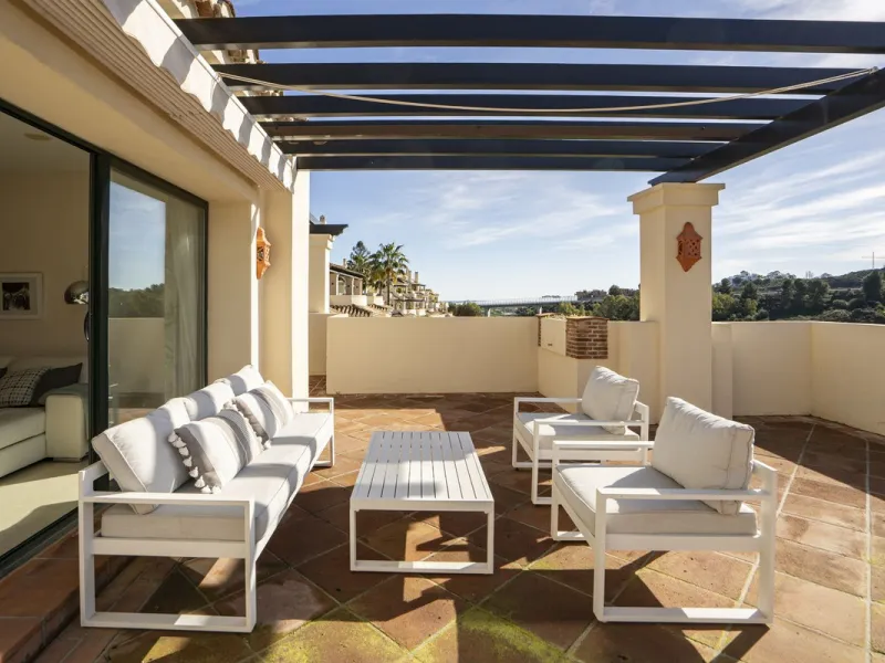 This exceptional duplex penthouse is located within an exclusive residential community, set in the heart of the El Higueral Golf Course. Surrounded by over 50,000 m² of beautifully landscaped communal gardens, the property offers a refined lifestyle defin