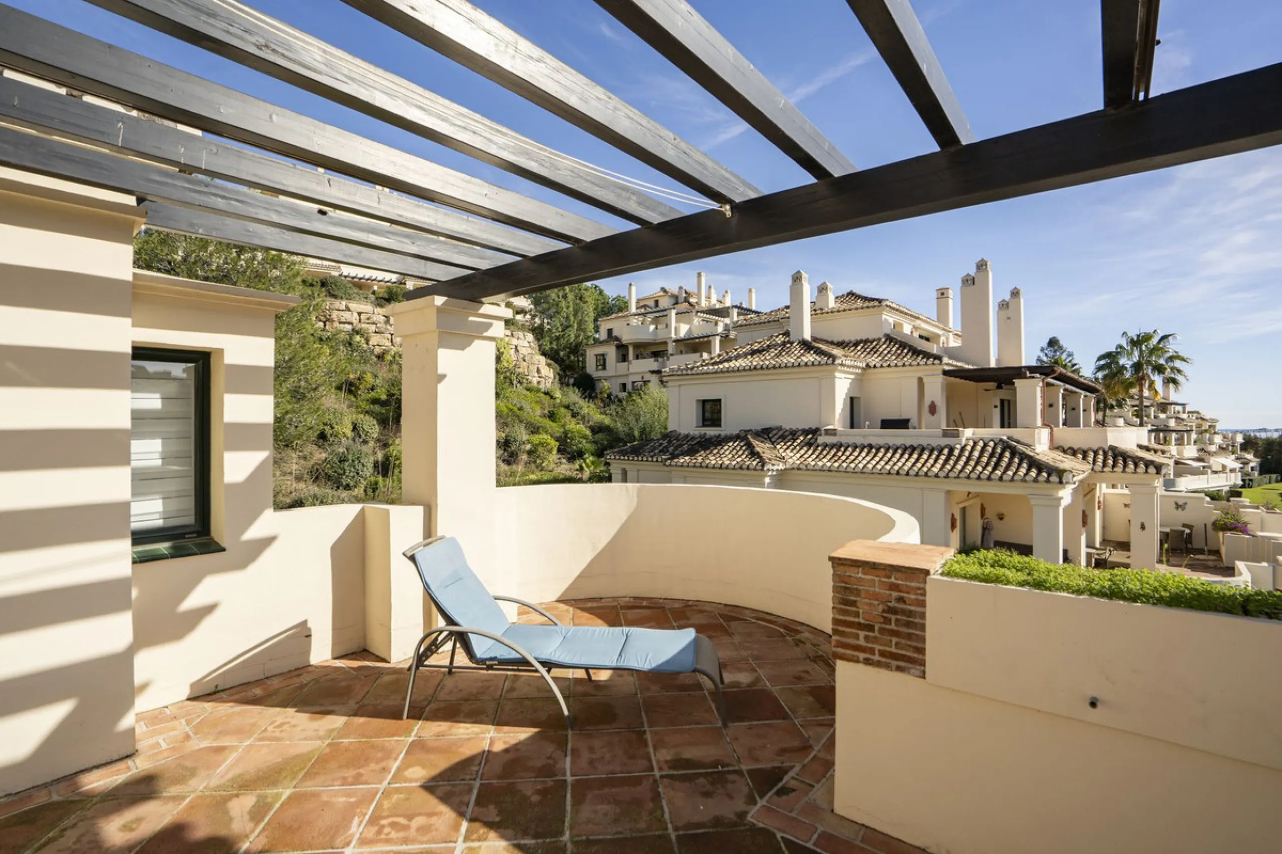 This exceptional duplex penthouse is located within an exclusive residential community, set in the heart of the El Higueral Golf Course. Surrounded by over 50,000 m² of beautifully landscaped communal gardens, the property offers a refined lifestyle defin