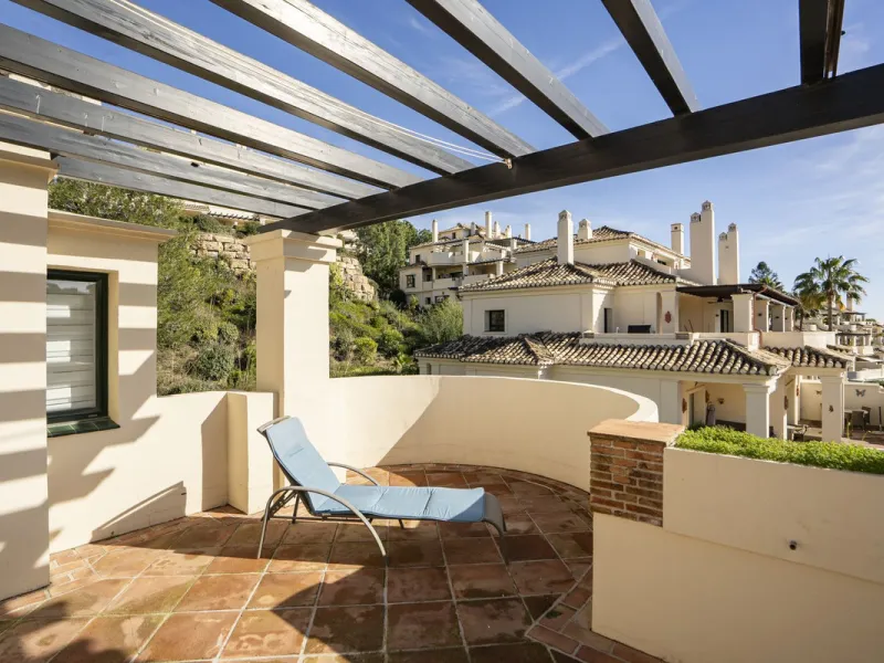 This exceptional duplex penthouse is located within an exclusive residential community, set in the heart of the El Higueral Golf Course. Surrounded by over 50,000 m² of beautifully landscaped communal gardens, the property offers a refined lifestyle defin