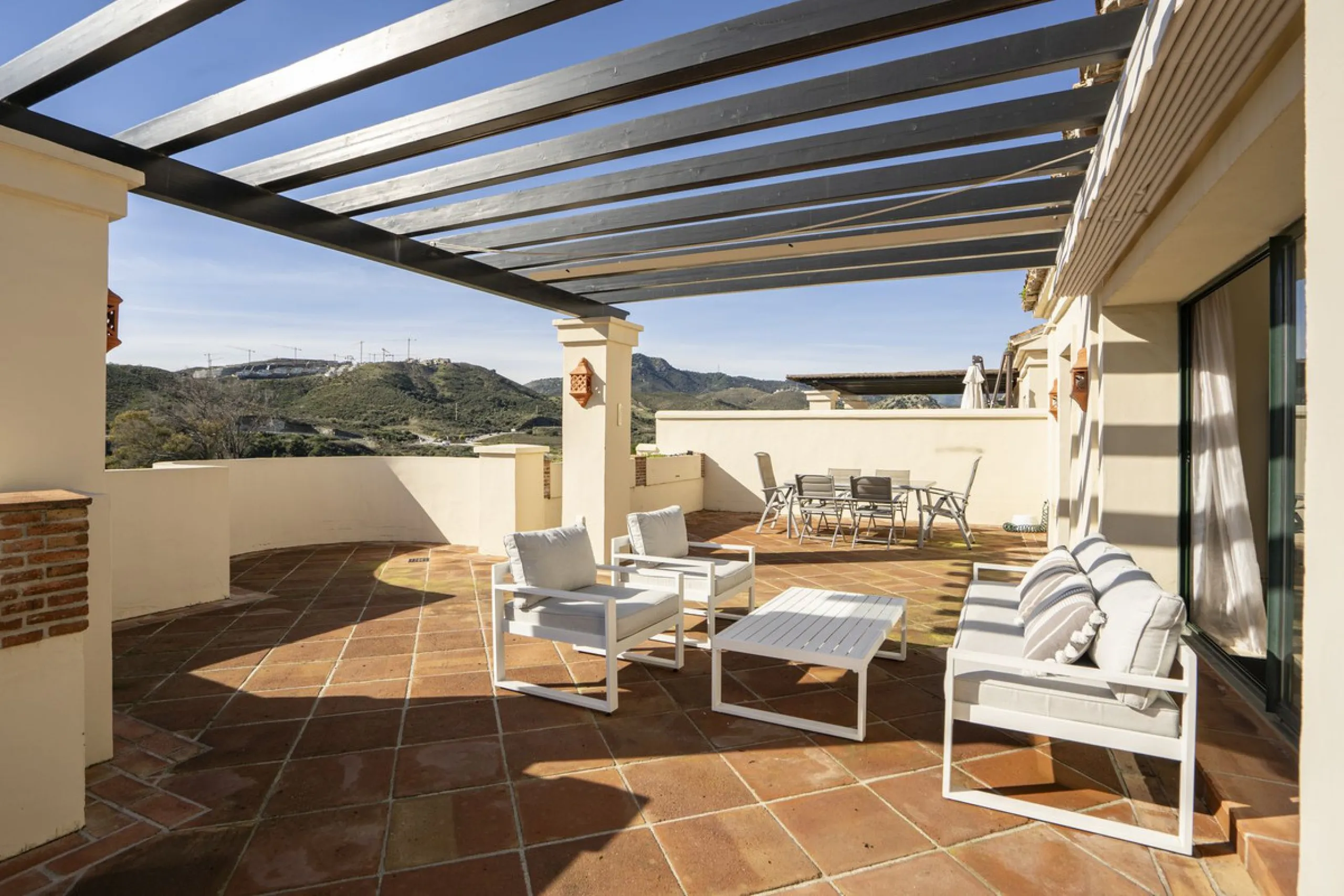 This exceptional duplex penthouse is located within an exclusive residential community, set in the heart of the El Higueral Golf Course. Surrounded by over 50,000 m² of beautifully landscaped communal gardens, the property offers a refined lifestyle defin