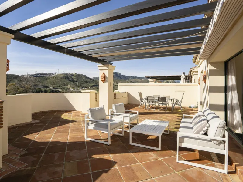 This exceptional duplex penthouse is located within an exclusive residential community, set in the heart of the El Higueral Golf Course. Surrounded by over 50,000 m² of beautifully landscaped communal gardens, the property offers a refined lifestyle defin