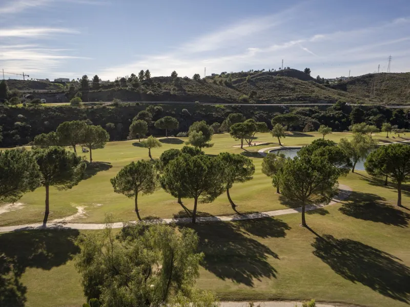 This exceptional duplex penthouse is located within an exclusive residential community, set in the heart of the El Higueral Golf Course. Surrounded by over 50,000 m² of beautifully landscaped communal gardens, the property offers a refined lifestyle defin