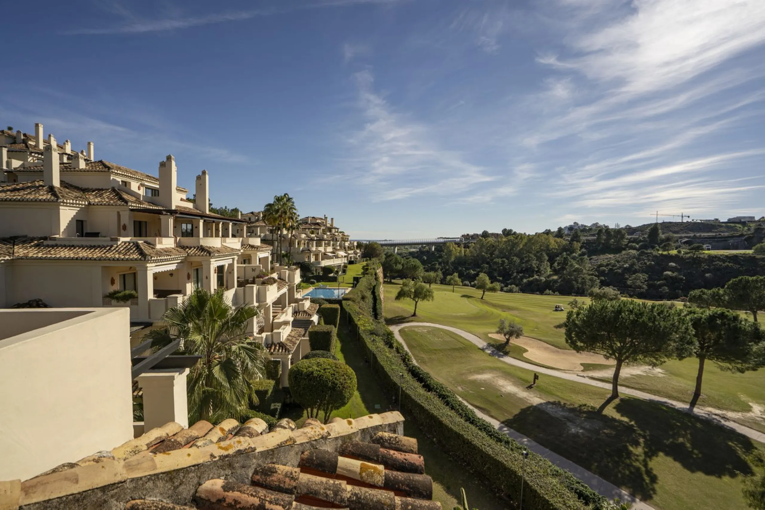 This exceptional duplex penthouse is located within an exclusive residential community, set in the heart of the El Higueral Golf Course. Surrounded by over 50,000 m² of beautifully landscaped communal gardens, the property offers a refined lifestyle defin
