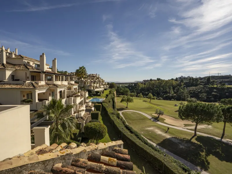 This exceptional duplex penthouse is located within an exclusive residential community, set in the heart of the El Higueral Golf Course. Surrounded by over 50,000 m² of beautifully landscaped communal gardens, the property offers a refined lifestyle defin
