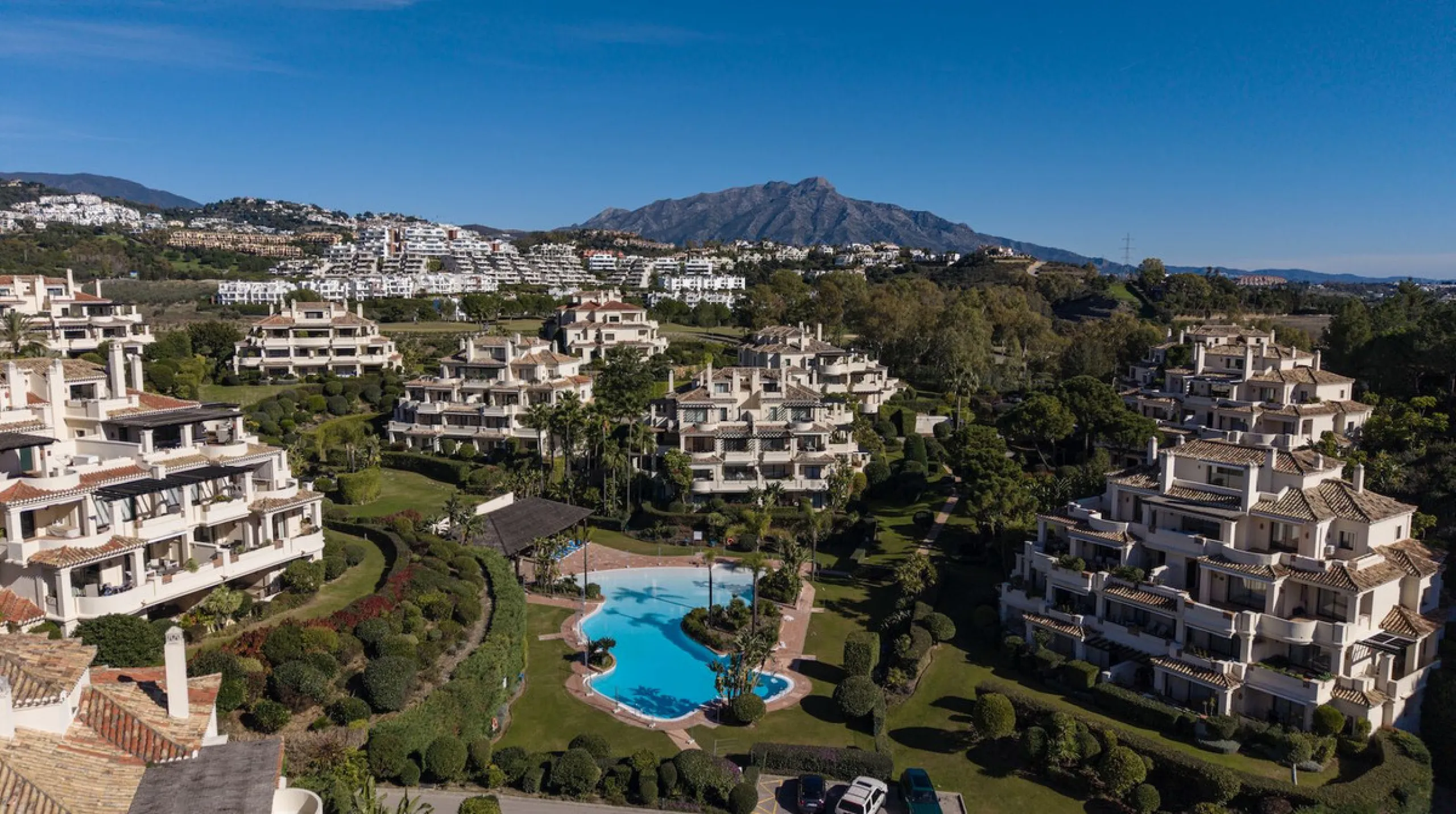 This exceptional duplex penthouse is located within an exclusive residential community, set in the heart of the El Higueral Golf Course. Surrounded by over 50,000 m² of beautifully landscaped communal gardens, the property offers a refined lifestyle defin