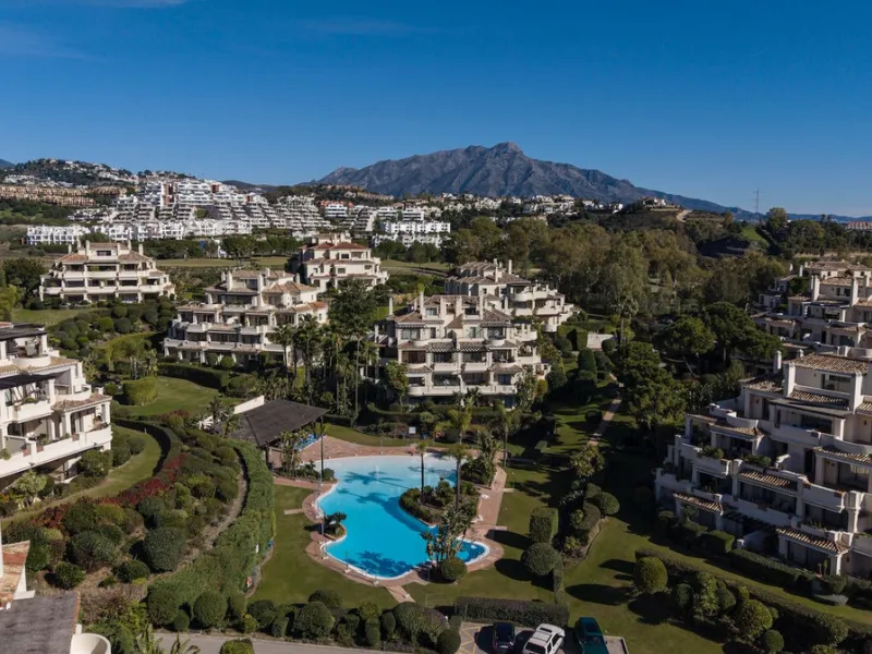 This exceptional duplex penthouse is located within an exclusive residential community, set in the heart of the El Higueral Golf Course. Surrounded by over 50,000 m² of beautifully landscaped communal gardens, the property offers a refined lifestyle defin