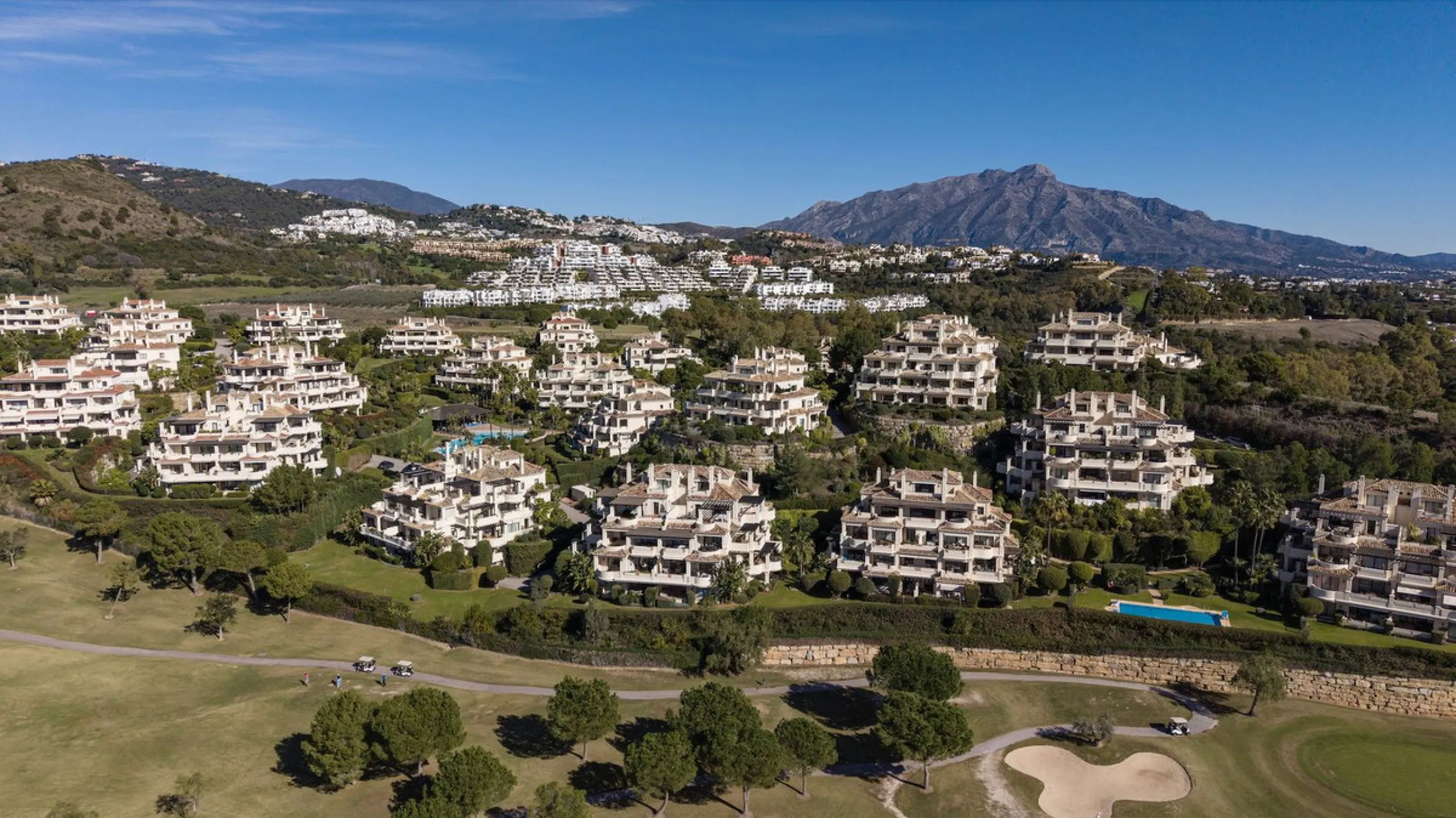 This exceptional duplex penthouse is located within an exclusive residential community, set in the heart of the El Higueral Golf Course. Surrounded by over 50,000 m² of beautifully landscaped communal gardens, the property offers a refined lifestyle defin