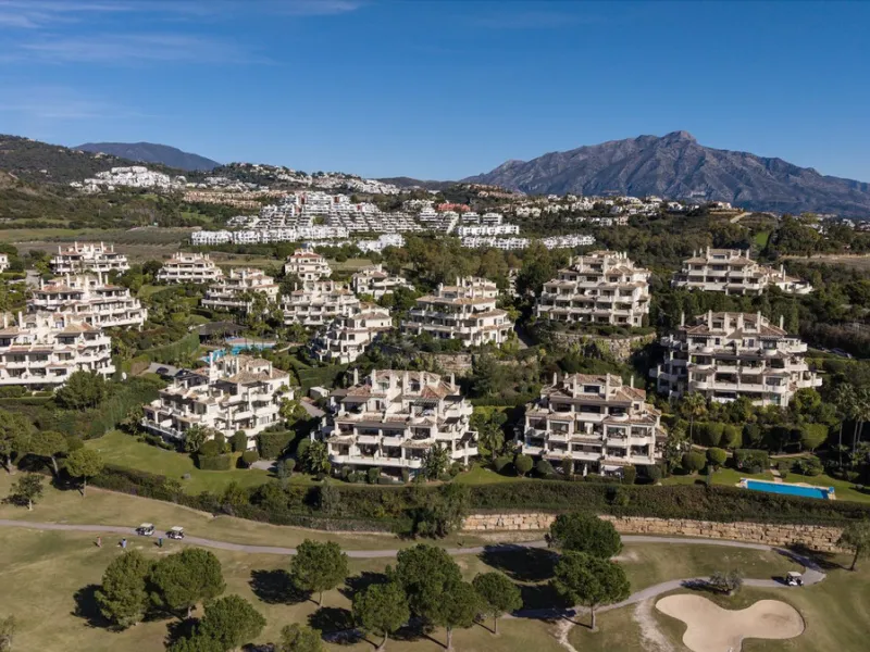 This exceptional duplex penthouse is located within an exclusive residential community, set in the heart of the El Higueral Golf Course. Surrounded by over 50,000 m² of beautifully landscaped communal gardens, the property offers a refined lifestyle defin